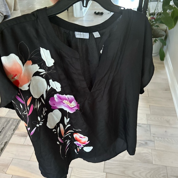 New York and Company short sleeve floral blouse. - Picture 7 of 10